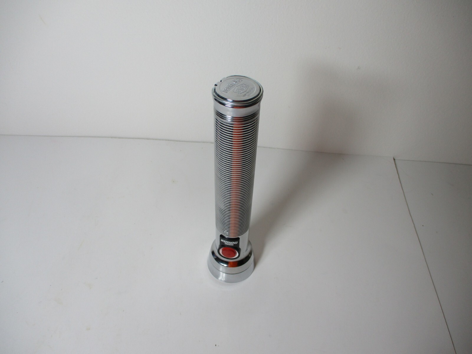 EVEREADY ENERGIZER RIBBED METAL FLASHLIGHT UNION CARBIDE 3 CELL 10 INCH LONG