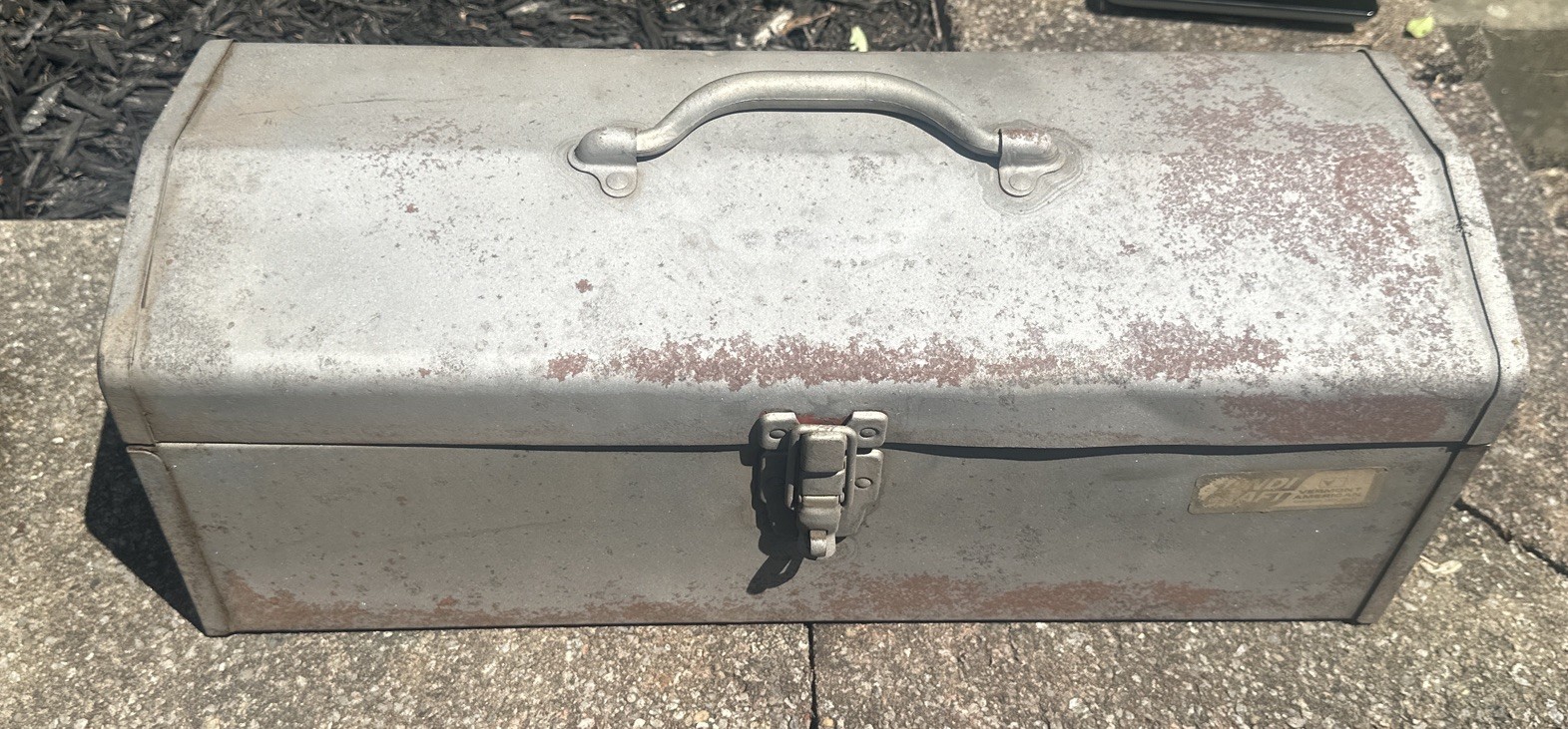 Vintage metal tool box 19″x 7 1/4″x 7 ” No Tray