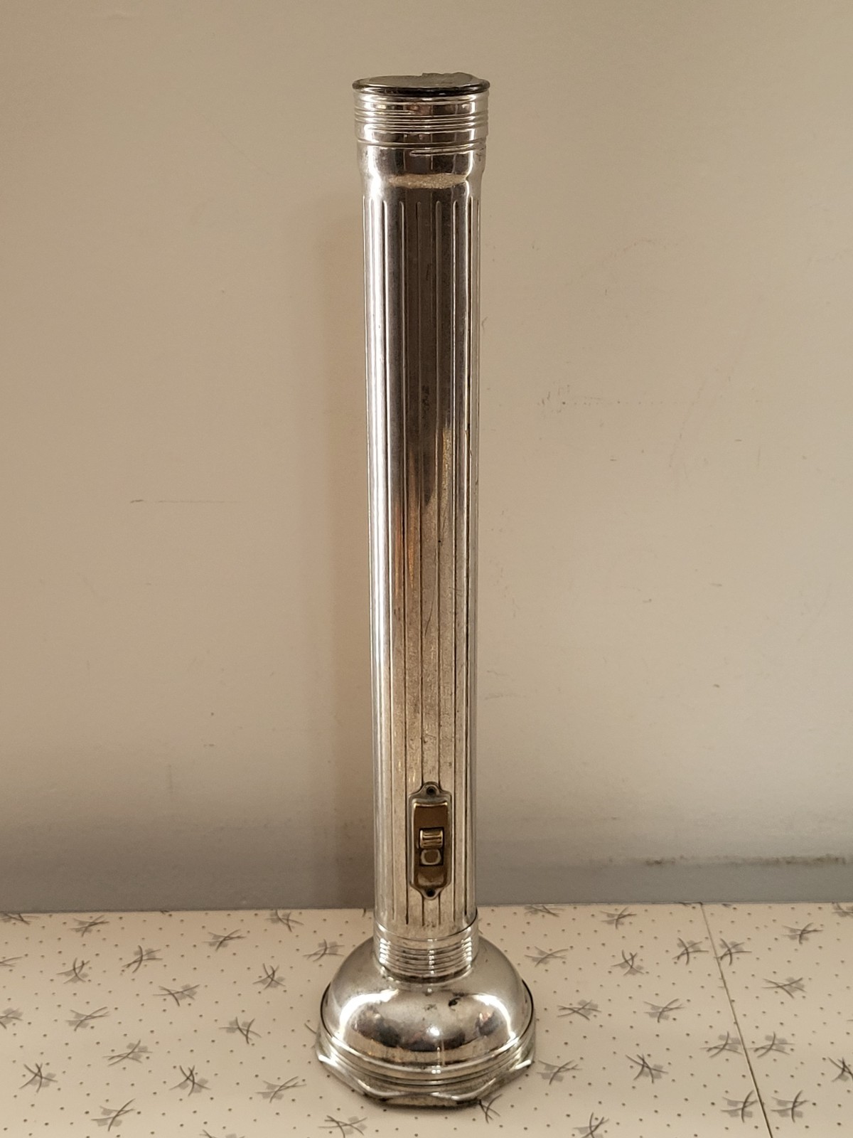 Vintage Eveready Aluminum 14″ Flashlight Glass Lense 1930s-1940s, Non-Working
