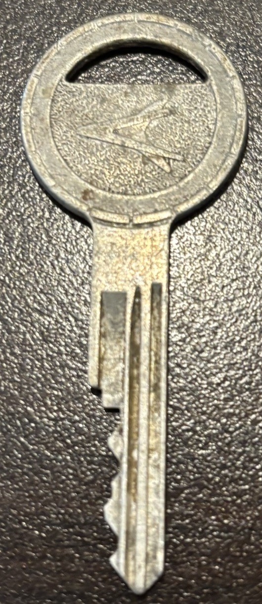 LOT OF VINTAGE OLD CAR AUTOMOTIVE KEYS