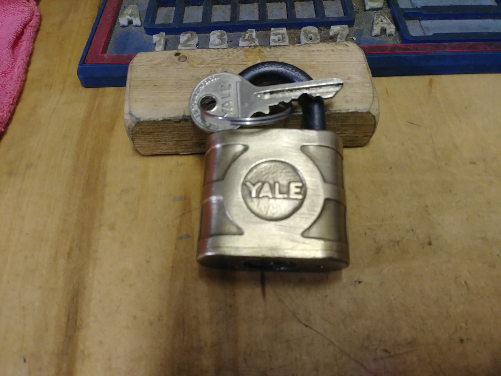 vintage/antique yale 830 padlock w/keys 26671