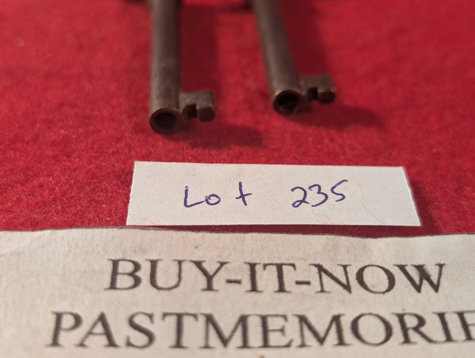 2 FANCY BOW HOLLOW BARREL FURNITURE, DESK, CABINET KEYS, VINTAGE KEY LOT #235