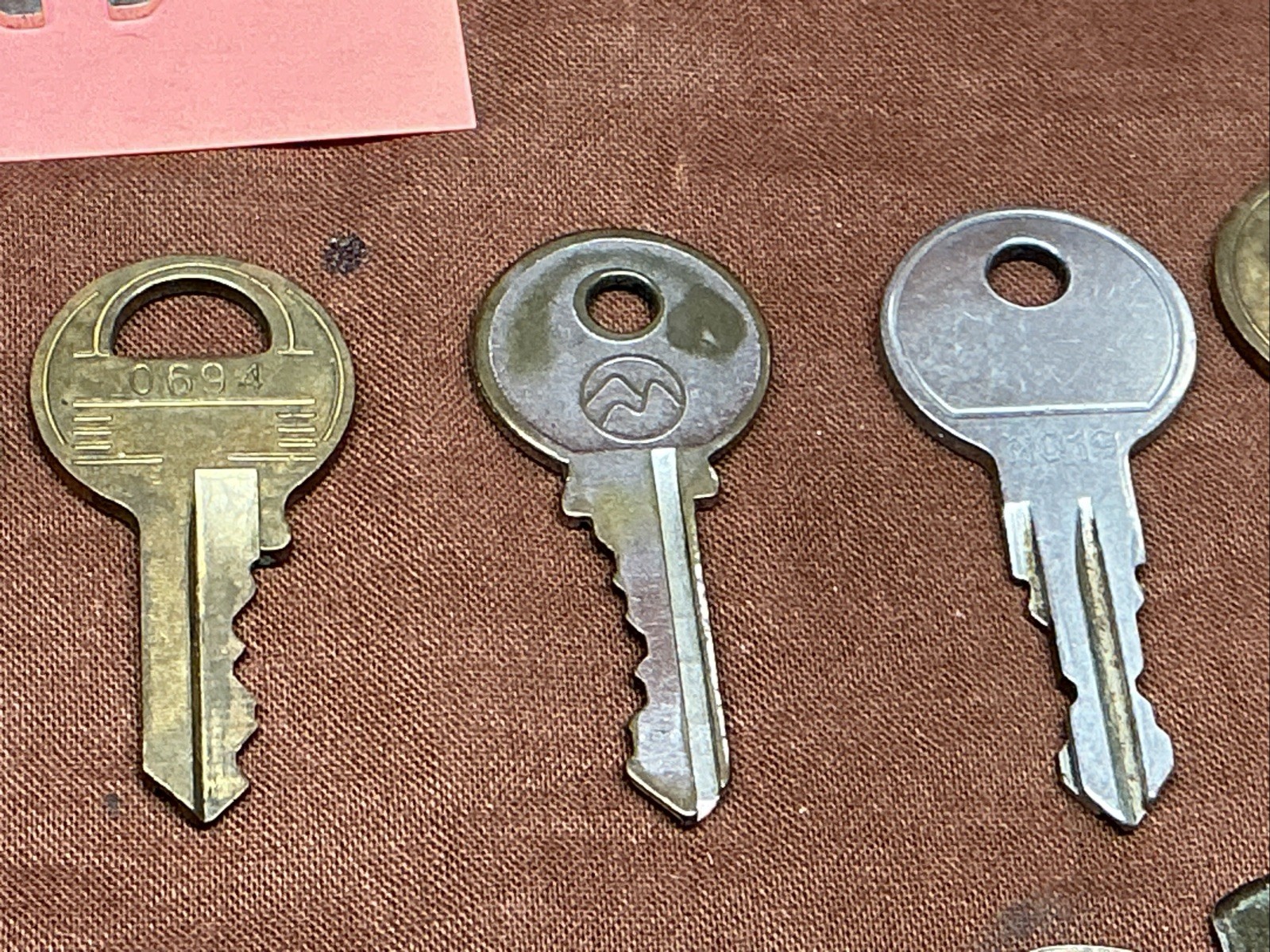 21 VINTAGE Assortment Of – Master , Luggage, Paper Towel, Toro Tractor Keys *H