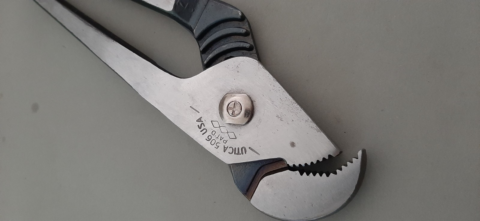 NOS UTICA 506-10 Tongue Groove Ribbed Parrot Nose Nut Buster Pliers USA 9E