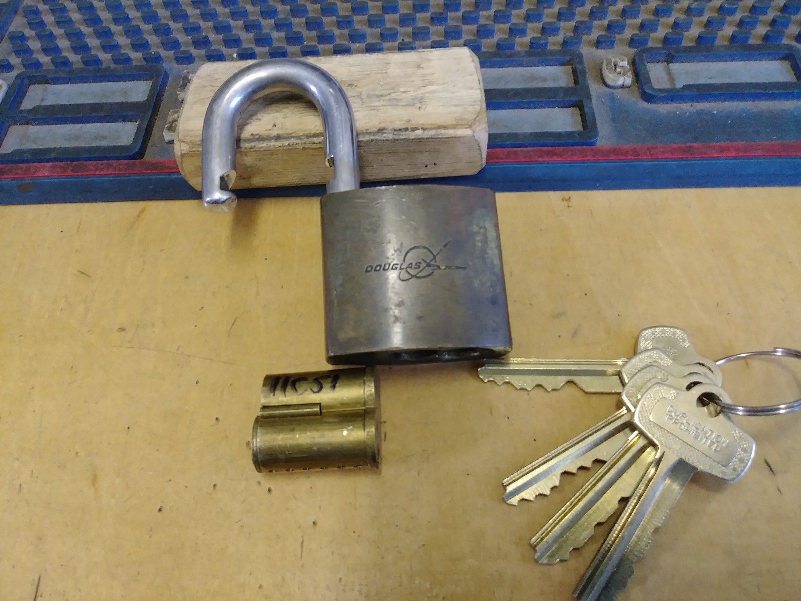 Vintage BEST Padlock DOUGLAS AIR /new keys/MASTER CONTROL 11c51