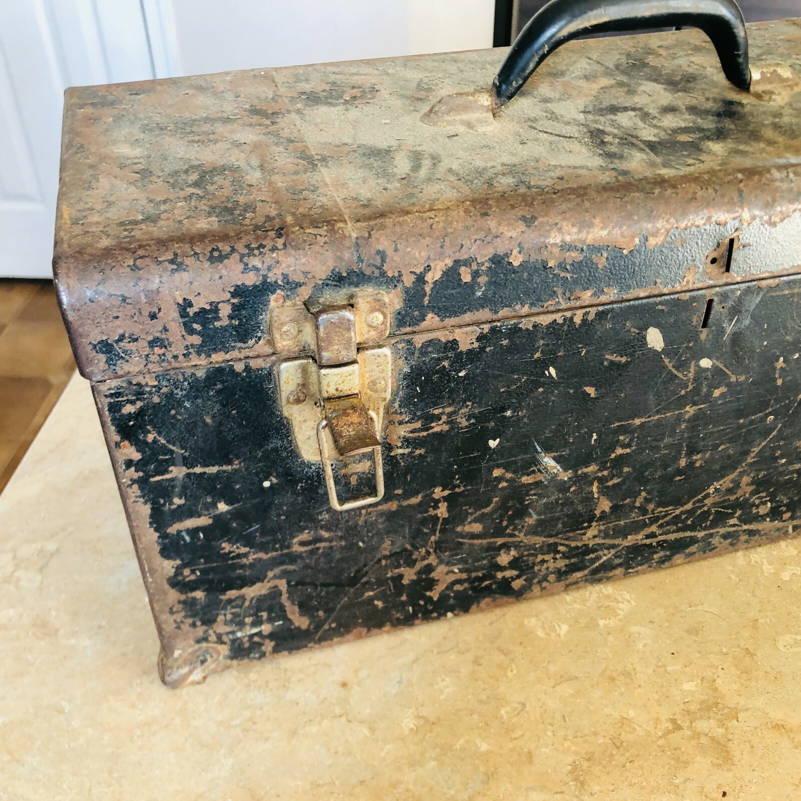vtg Black toolbox tackle w red tray 20″W x 9.8″H x 8″D Heavy
