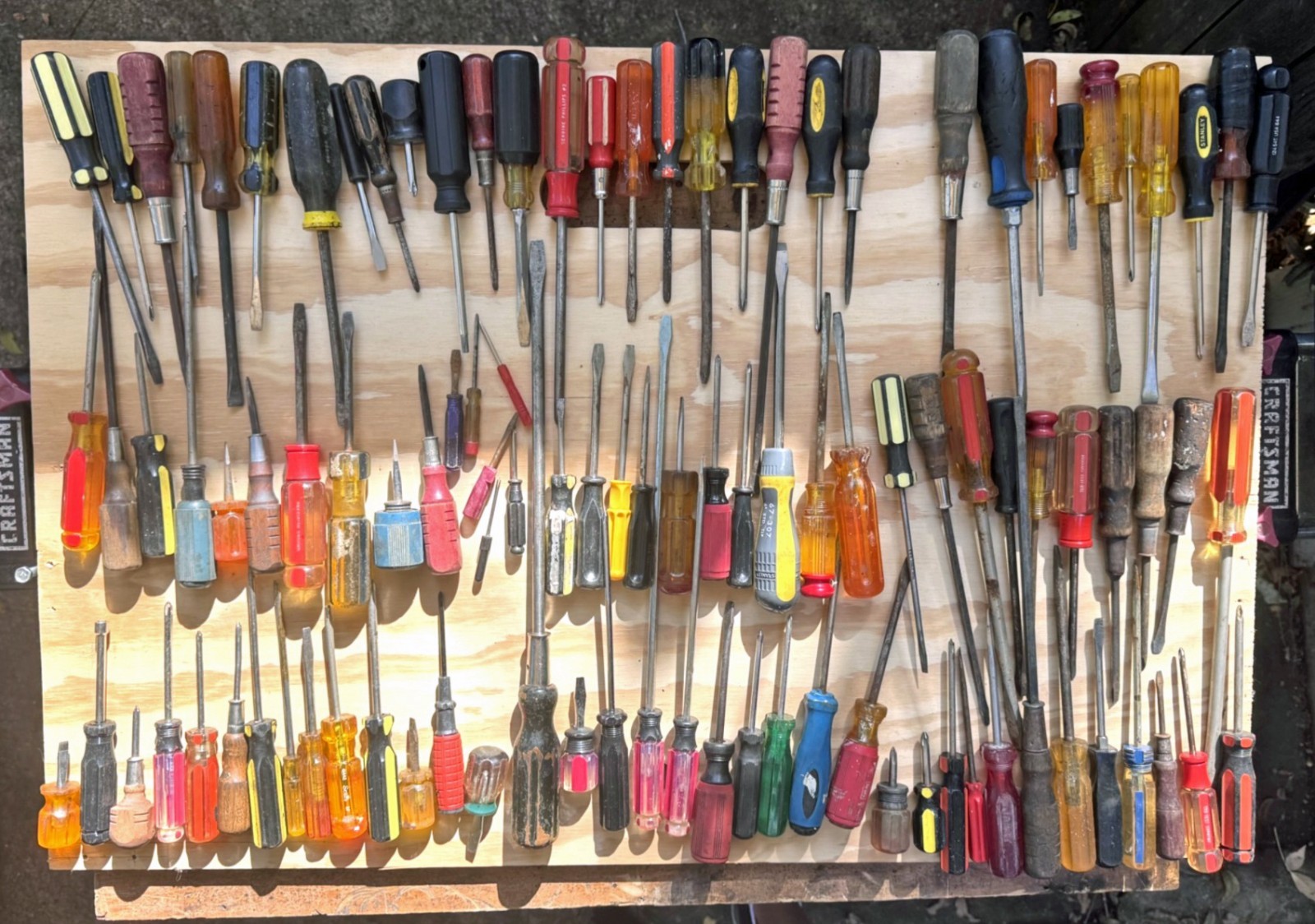 Screwdriver Lot of +/-100 Wood, Acetate, Plastic, Flat Head, Phillips