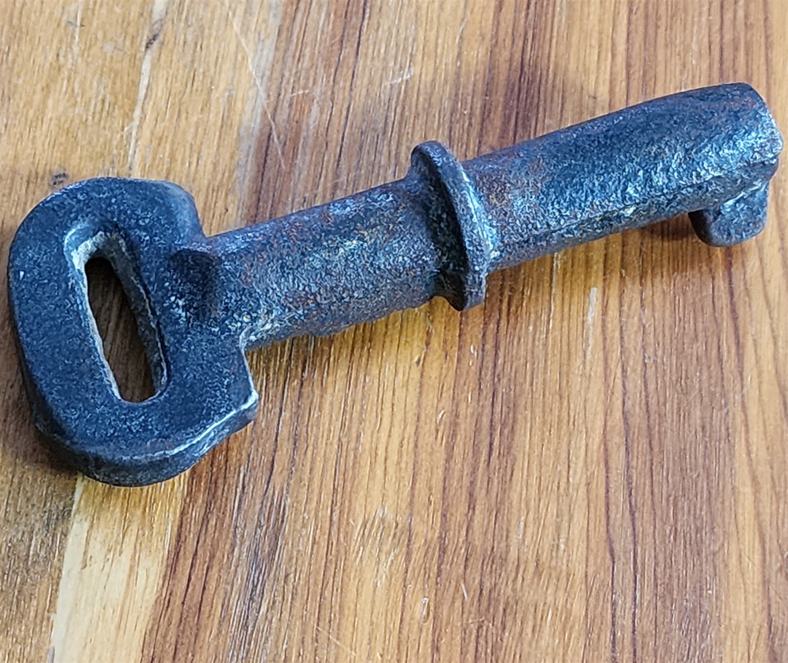 ANTIQUE 234 CAST IRON SOLID BARREL BOW HANDLED KEY TRUNK DOOR CELL NUMBERED 4.5″