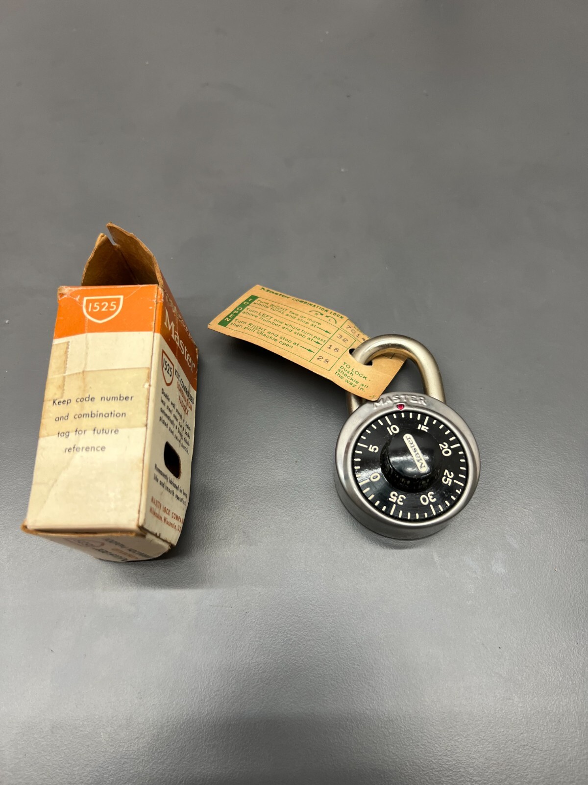 VINTAGE MASTER LOCK COMBINATION PADLOCK KEY CONTROLLED 1525 MILWAUKEE WI USA