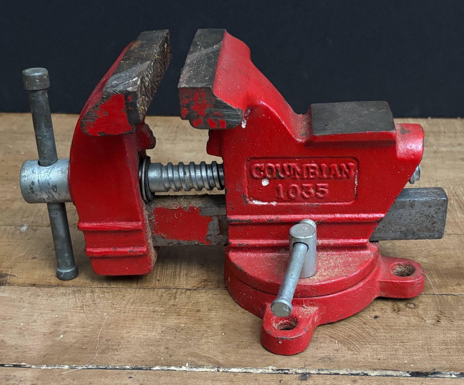 Columbian 1035 Bench Vise 3 1/2 Inch Jaws Swivel Base