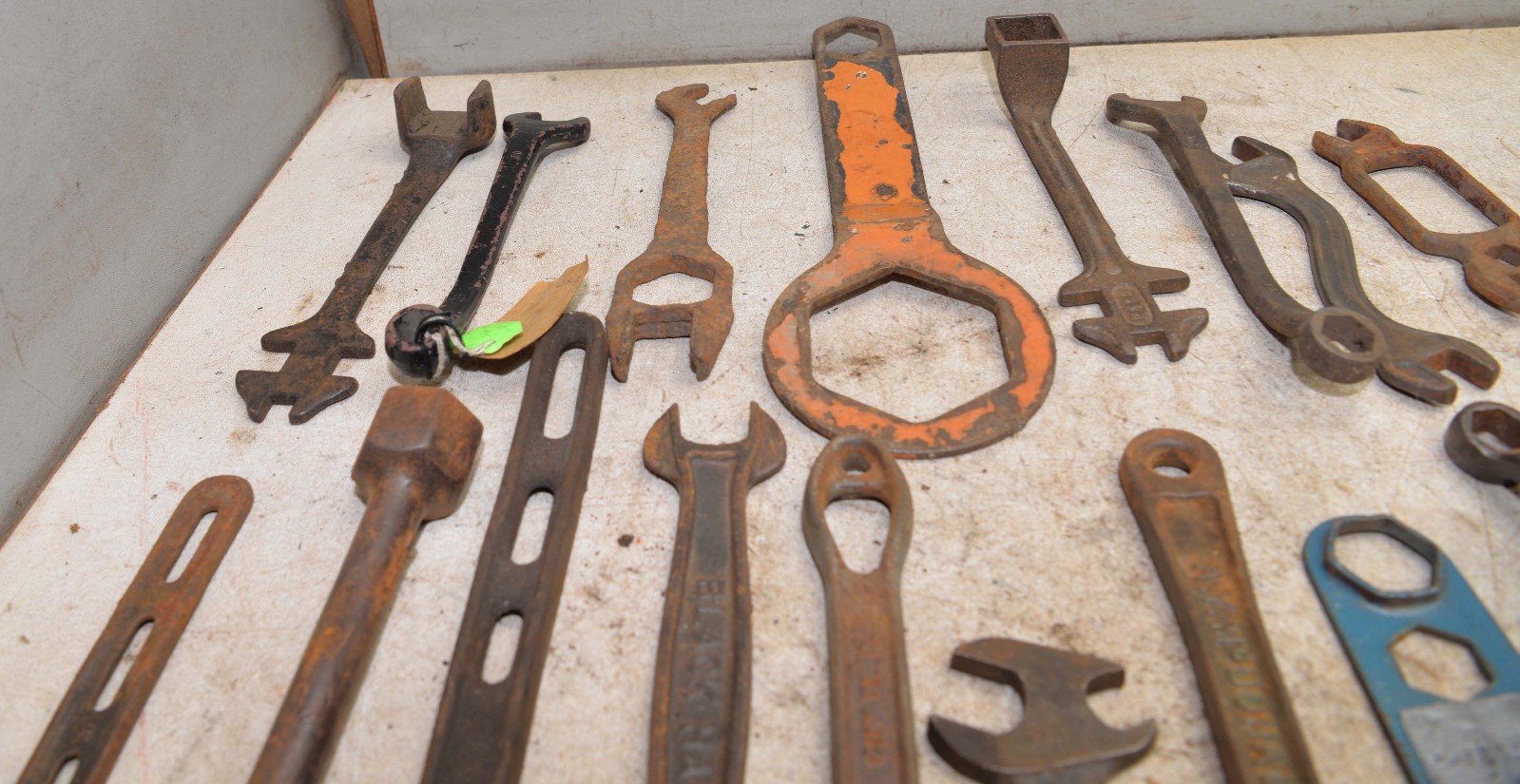20 antique wrenches tractor implement buggy wagon monkey collectible tool lot K2