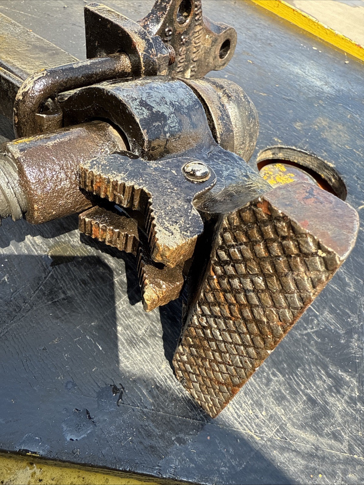 Vintage Blacksmith Post Leg Vise Arthur Joleary with 4″Jaws 40lbs (tside 1