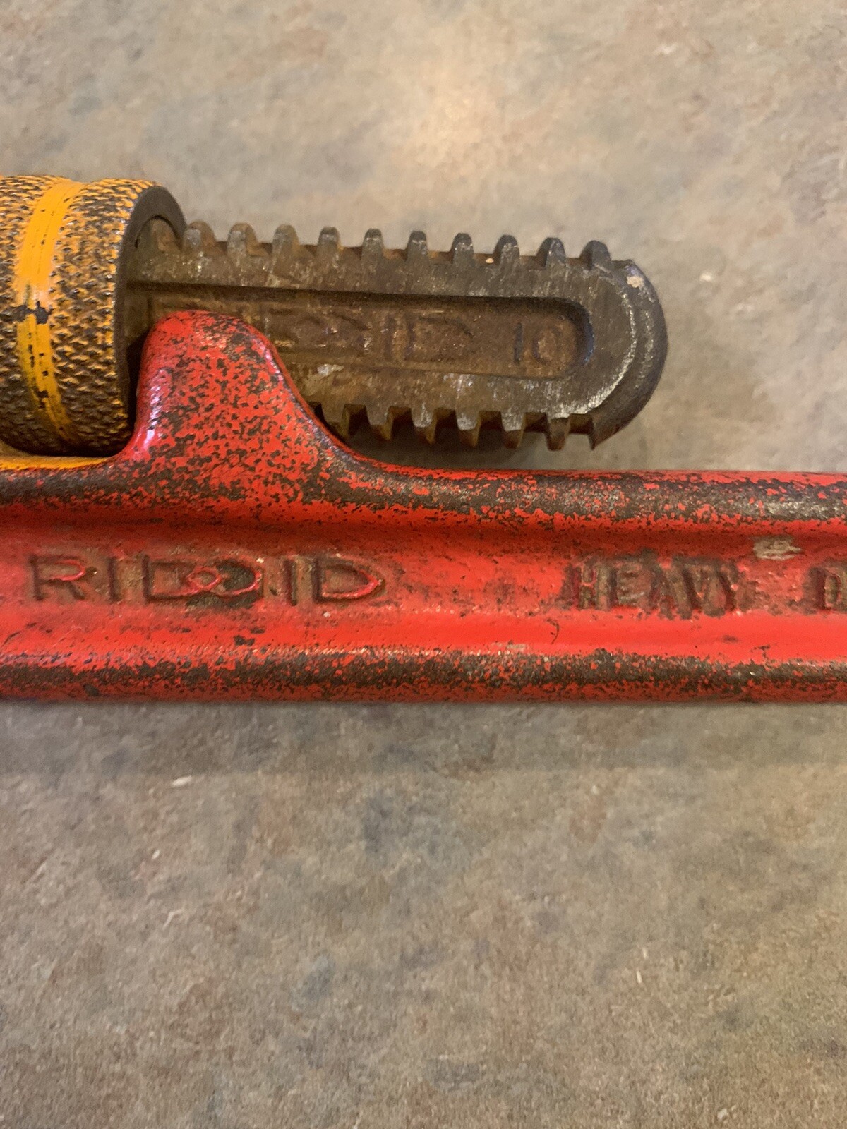 THE RIDGE TOOL CO VINTAGE 10 IN PIPE WRENCH MADE IN ELYRIA, OHIO