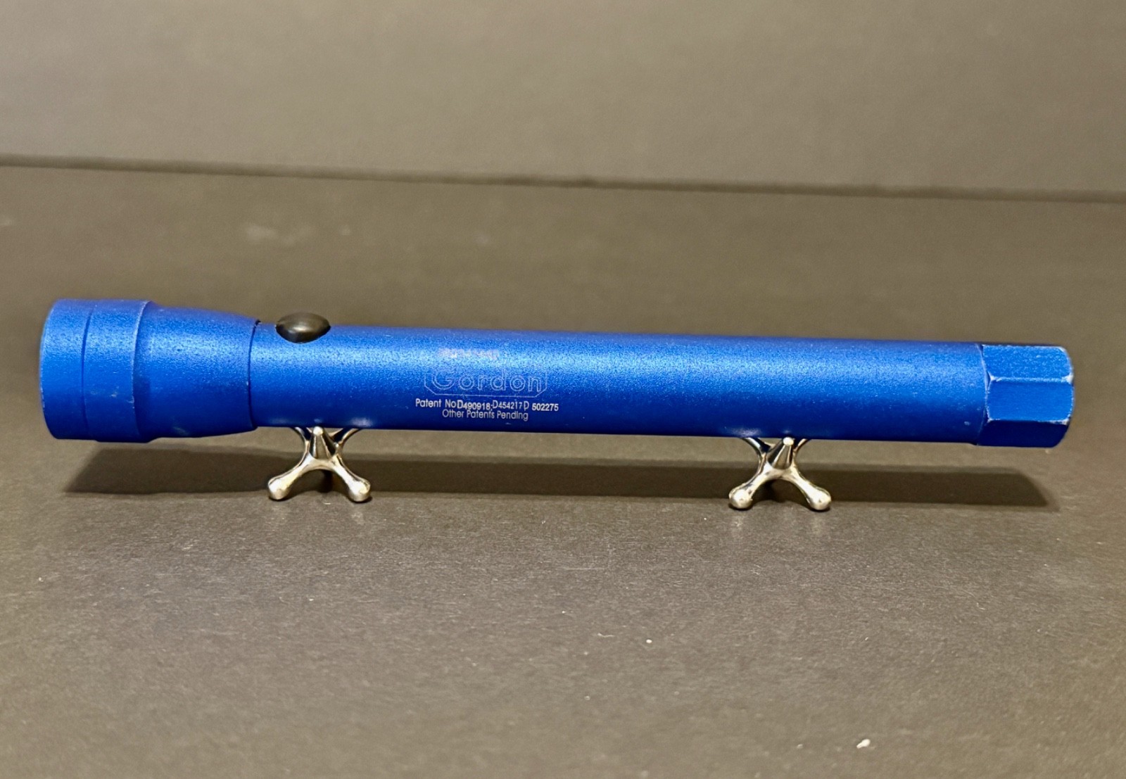 Vintage Gordon Blue Flashlight Incandescent 2 AA Battery Extra Bulb Included