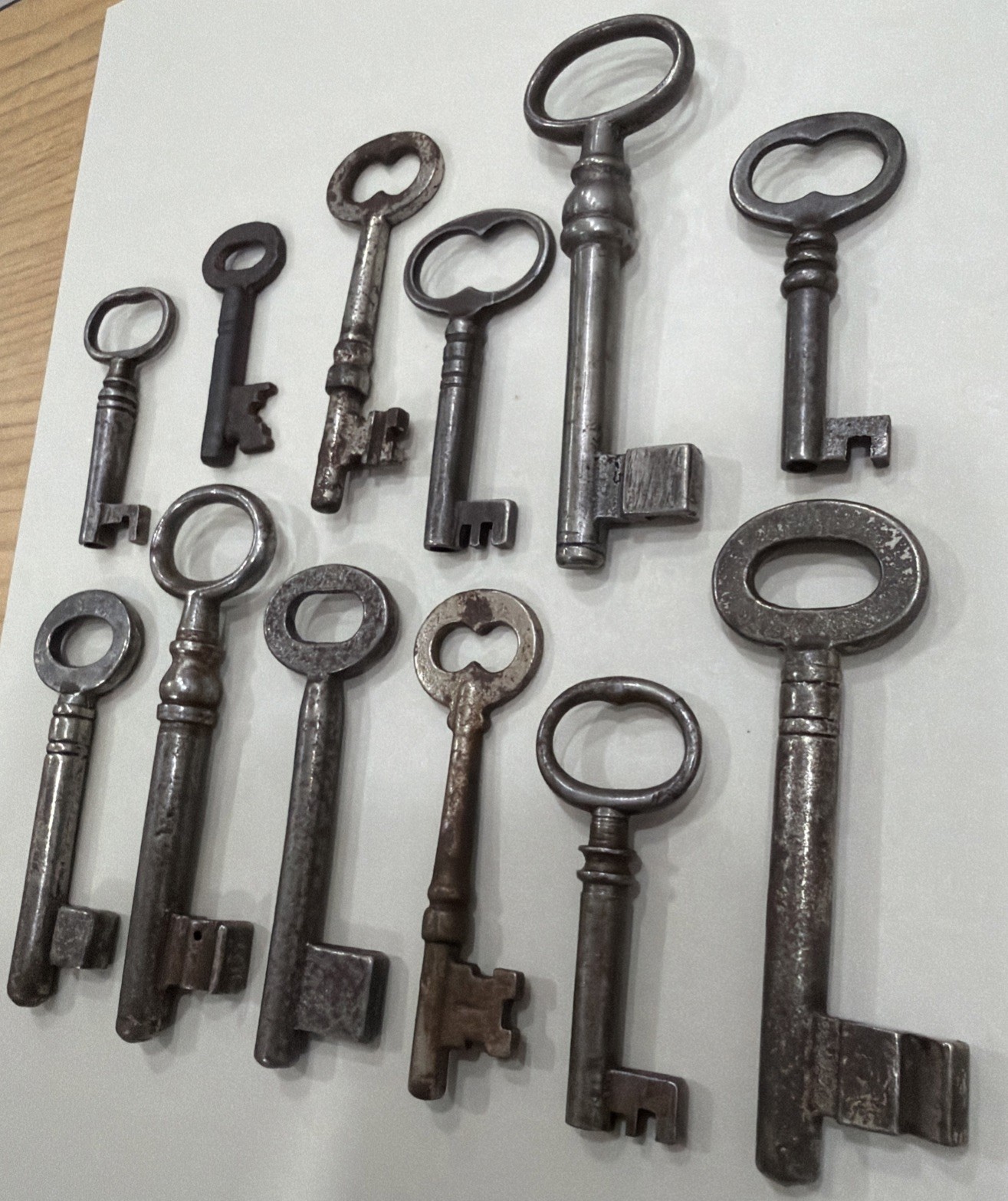 VINTAGE / ANTIQUE ASSORTMENT OF 12 SKELETON KEYS