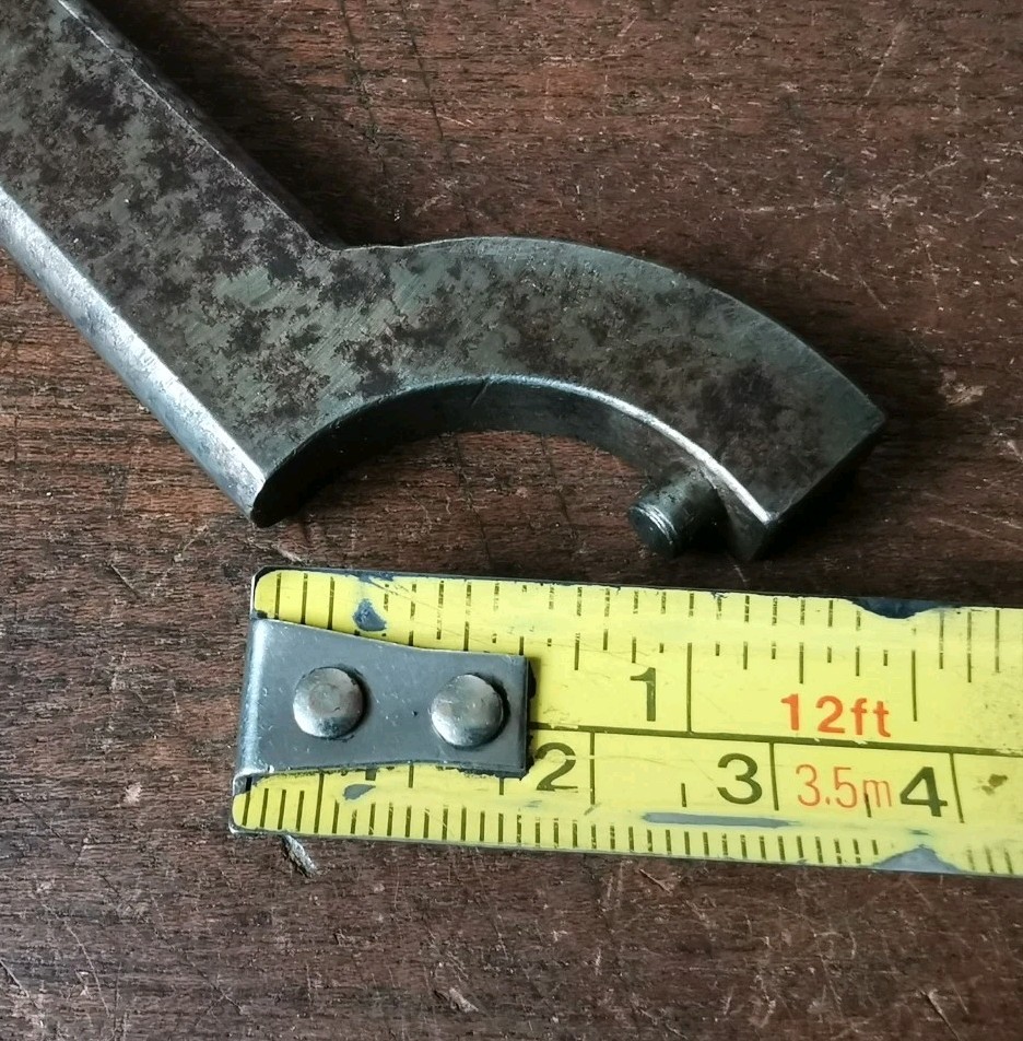 Vintage peg spanner to clear, 132mm long, no makers name.