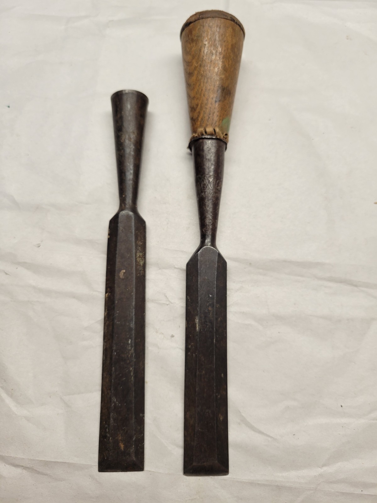 Vintage (2) 3/4″ Bevel Edge 1 Pexto & 1 flower mark Socket Chisels Woodworking