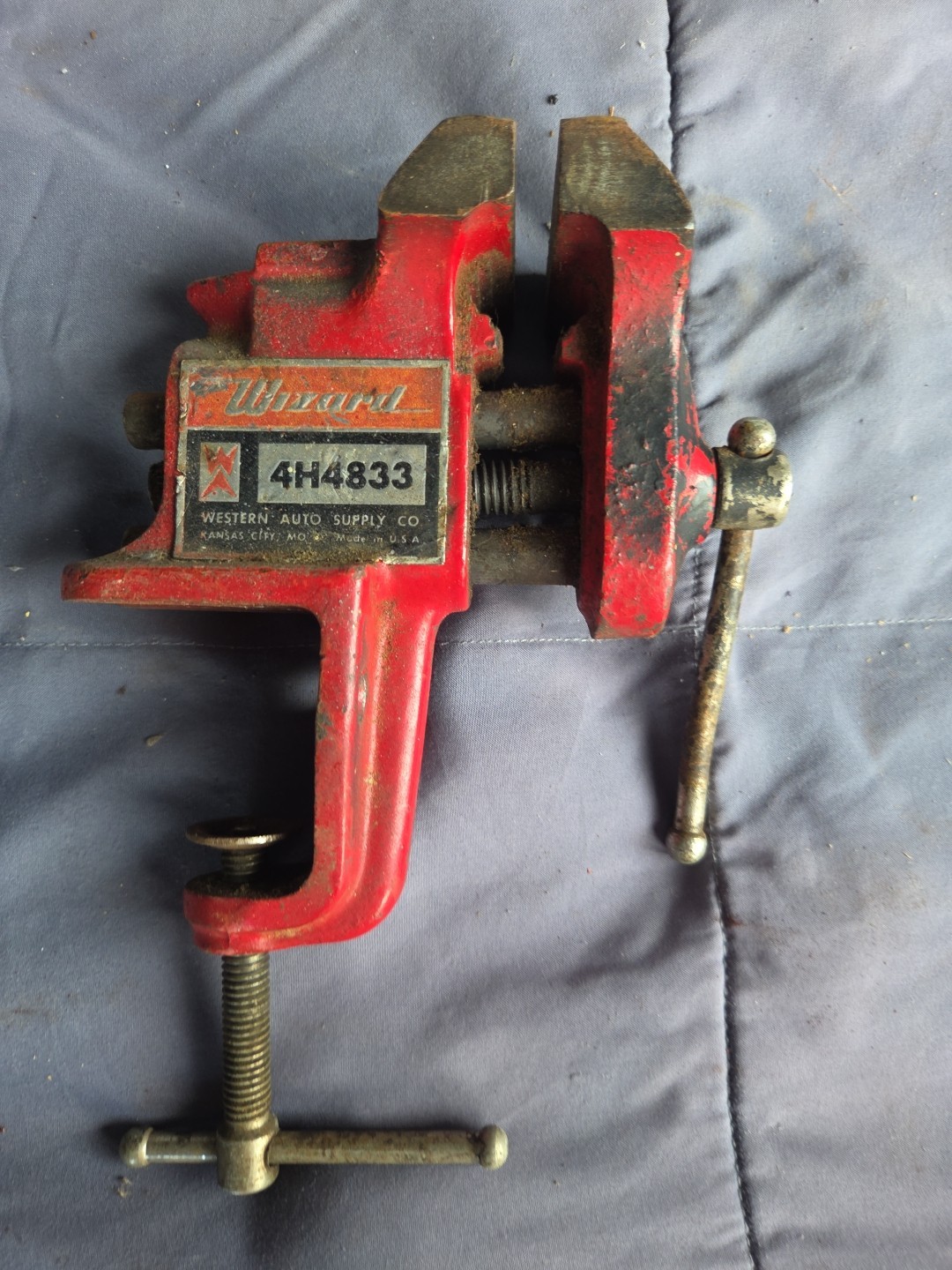 WIZARD VICE – WESTERN AUTO STORES – 4H4833 – 2.5 VISE W/ Small Anvil Table Clamp