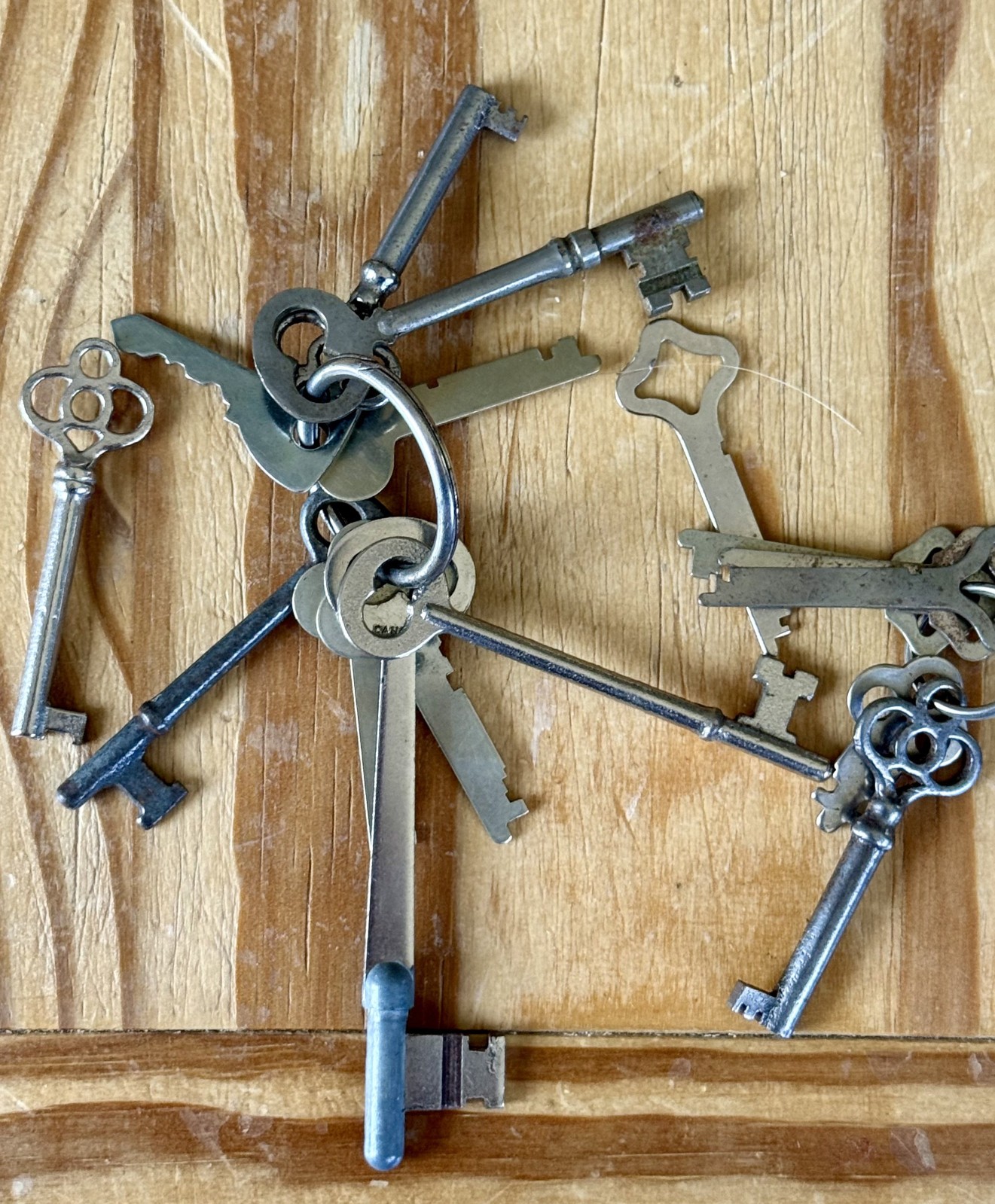 LOT OF 16 ANTIQUE VINTAGE SKELETON KEYS