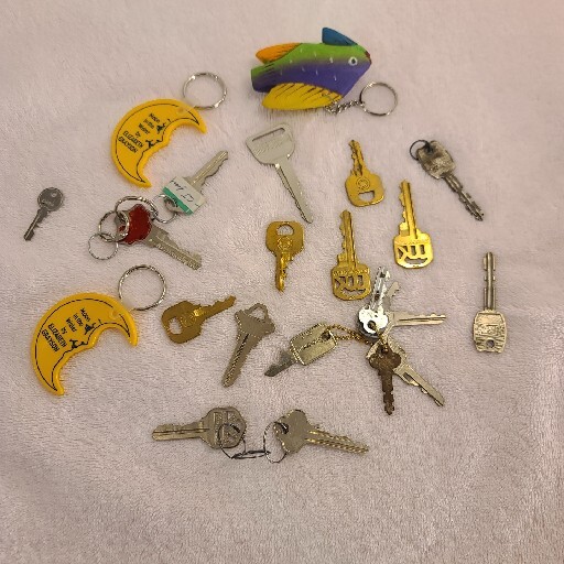 Vintage Mixed Lot Of 15+ Keys And Key Chains Of Various Sizes,Brands,Types,etc
