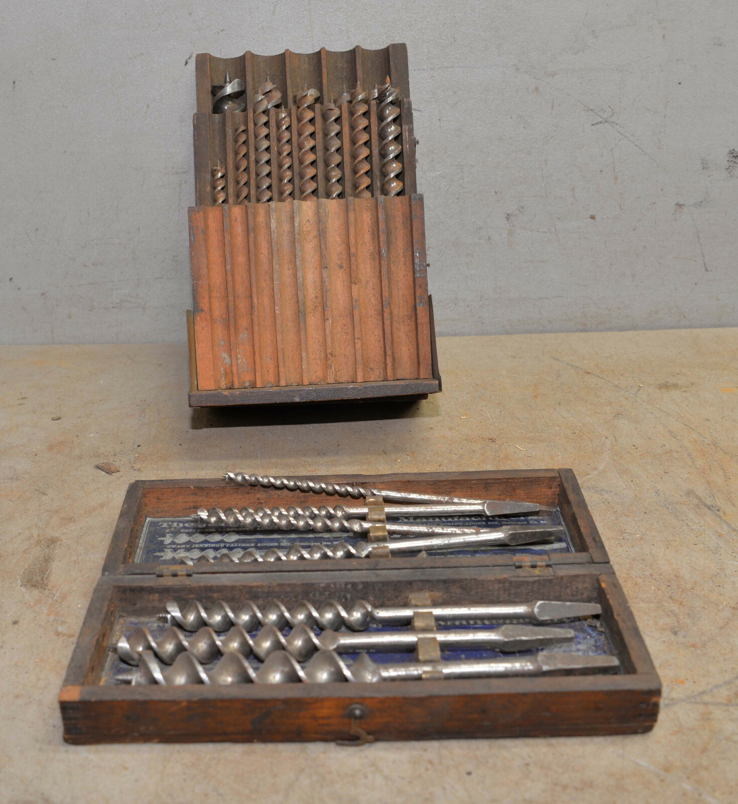 Antique drill box & 15 Russel Jennings auger bits & 6 James Swan bits & box lot
