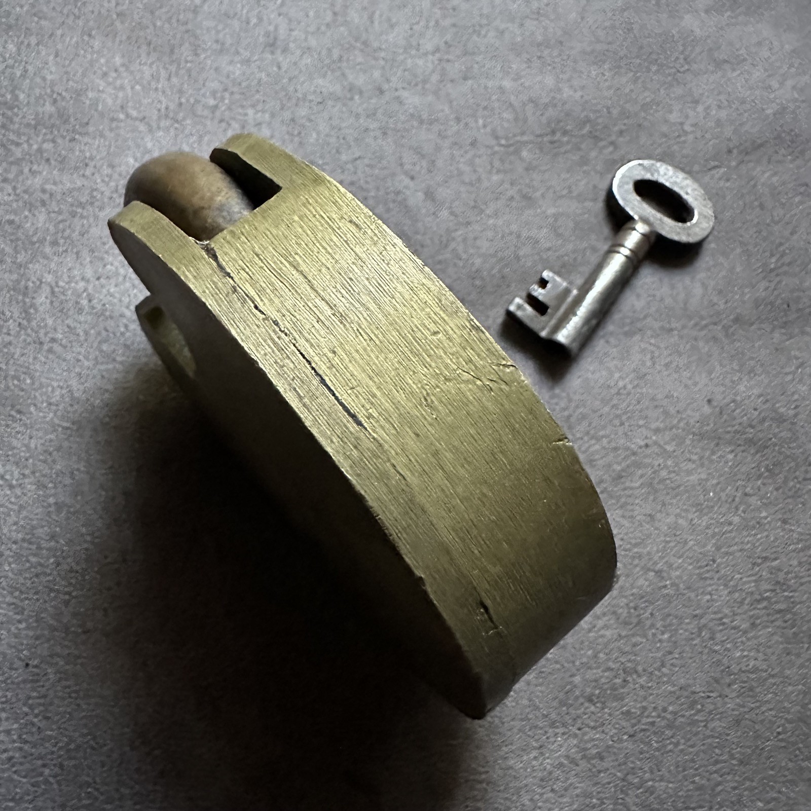 ANTIQUE SOLID BRASS SECURE 4 LEVER BRITISH MADE PADLOCK (WITH KEY)