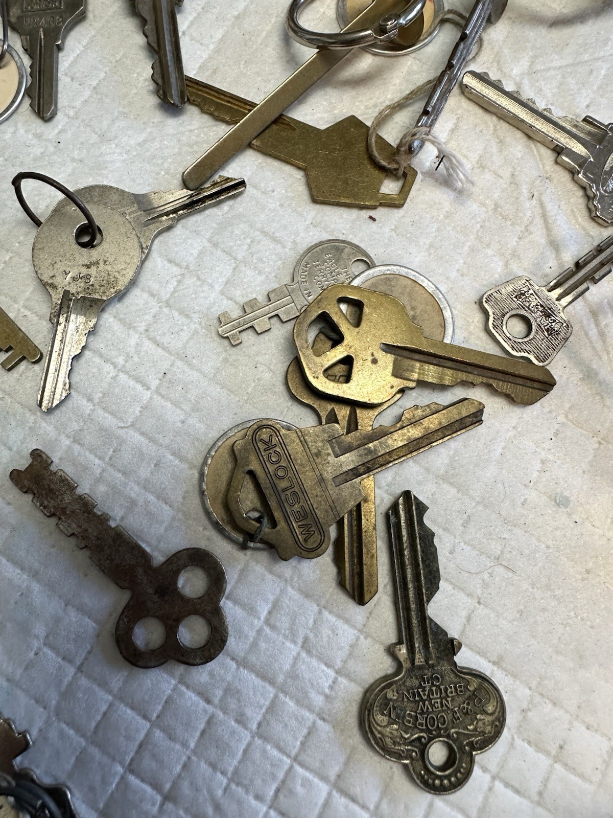 Almost 5 Pounds Old Vintage Keys Padlocks Fobs – Various Types