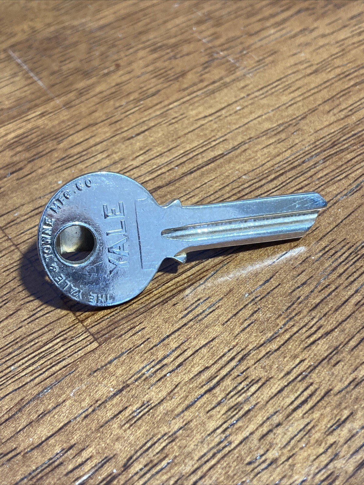 Vintage YALE & Towne mfg KEY Tie Clip Novelty Lock Padlock Door Co Gold Tone