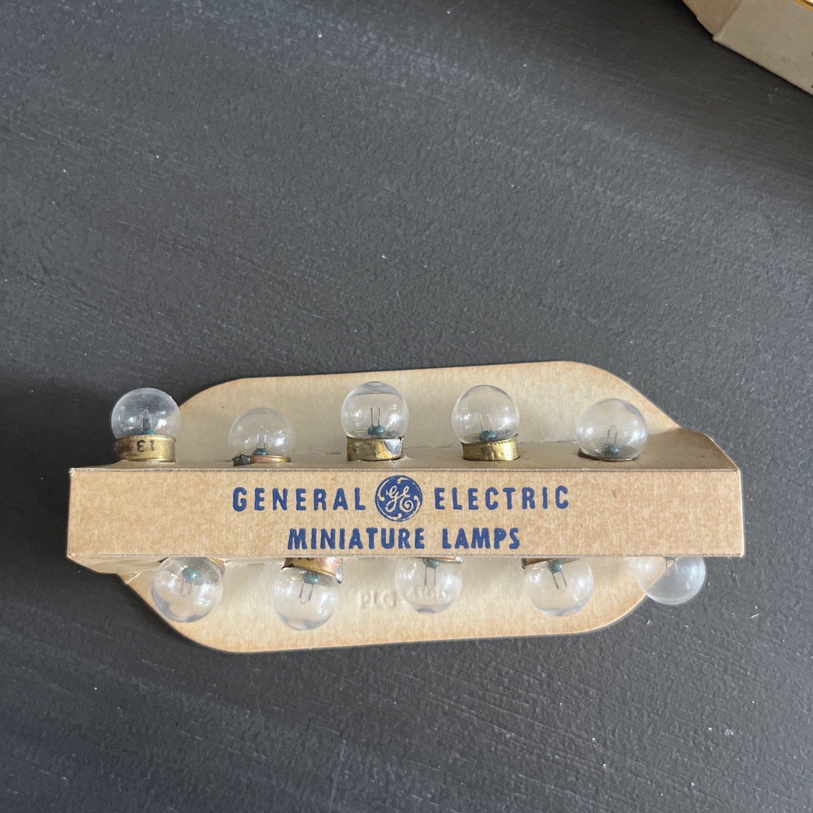 VINTAGE NOS BOX OF SCREW BASE 3.7 VOLT NO. 13 GENERAL ELECTRIC FLASHLIGHT BULBS