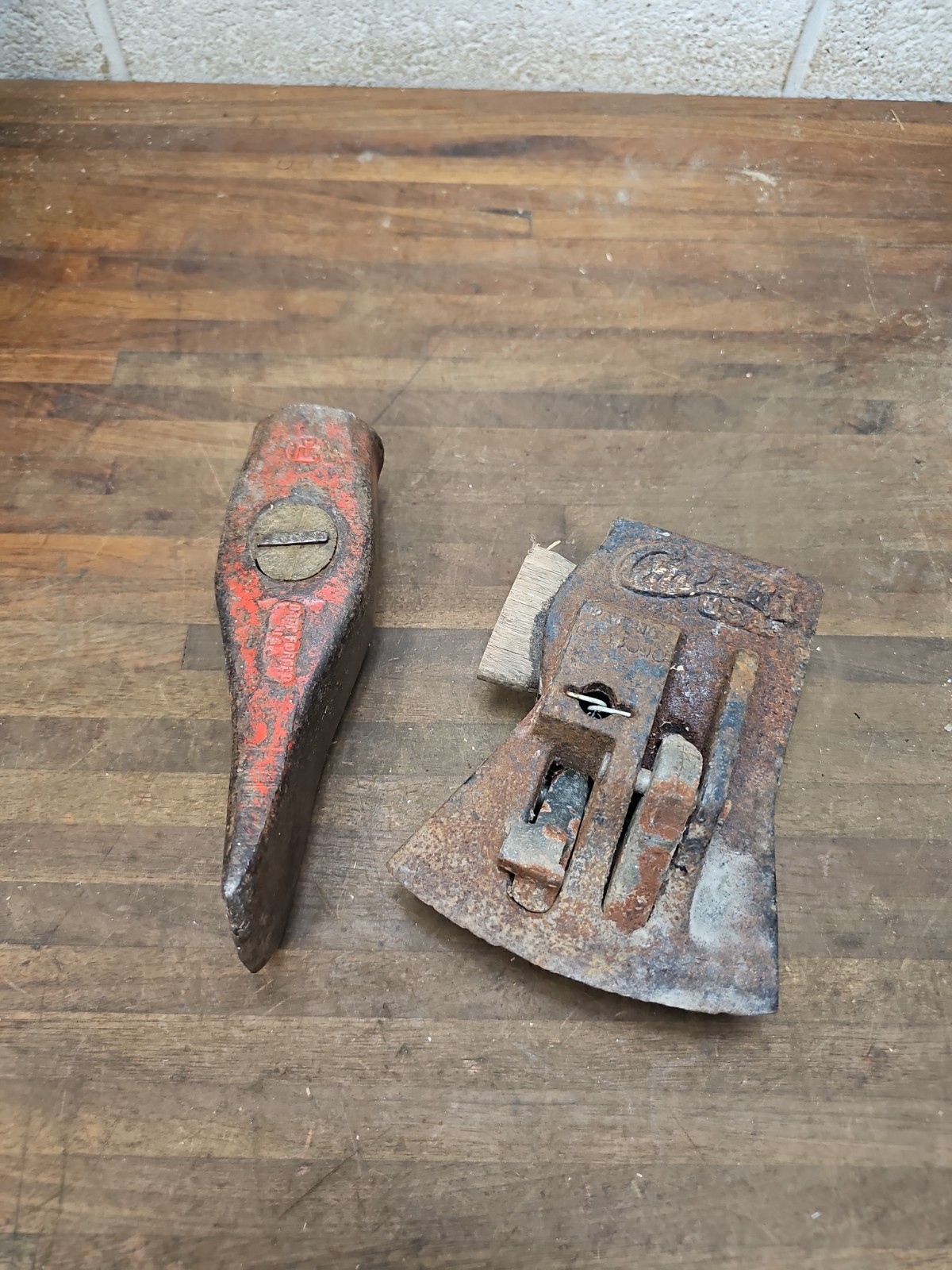 H47- 2 wood splitting heads tools – Chopper1 axe and Council tool 6 lb maul