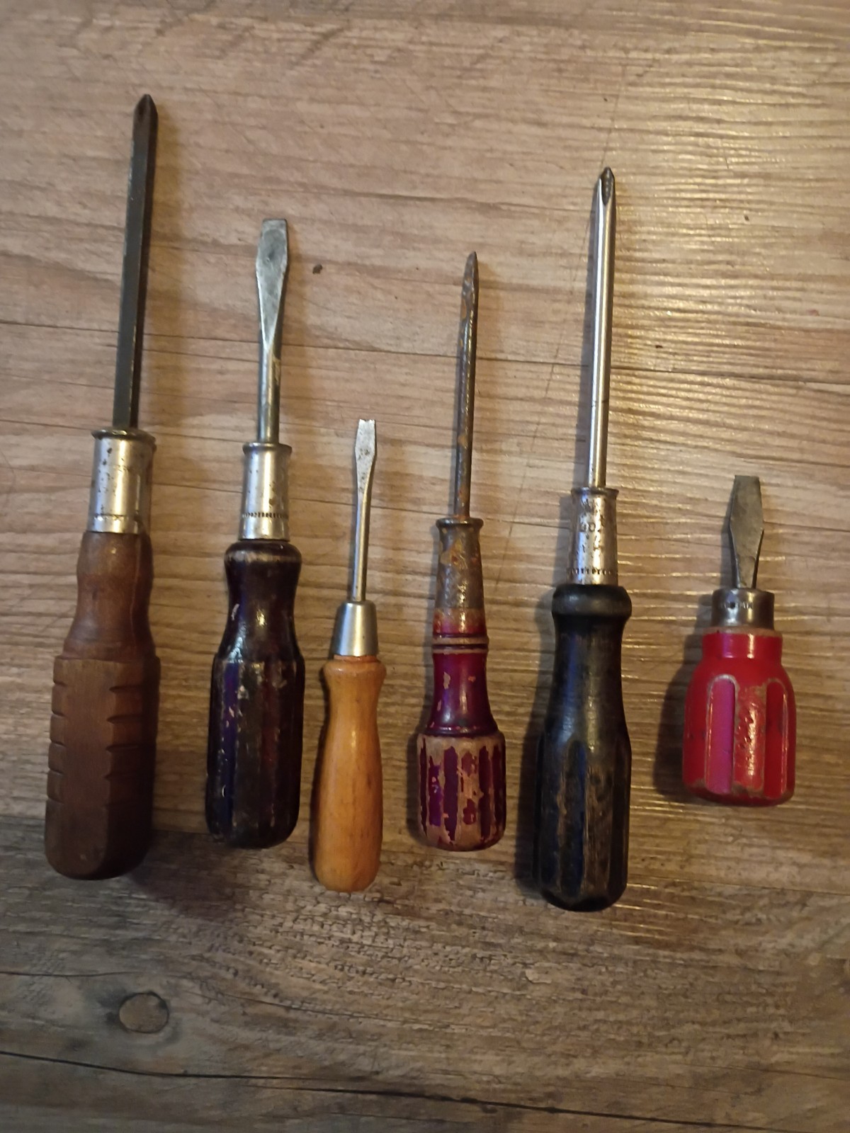 Lot of 6 Vintage Wood Handled Screw Drivers Flathead & Phillips