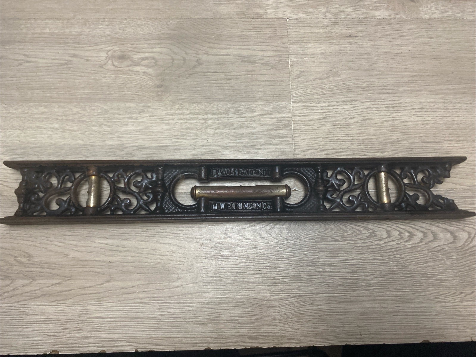 DAVIS PATENT N.W. ROBINSON CO BROOKLYN NEW YORK CAST IRON 18″ LEVEL No 8