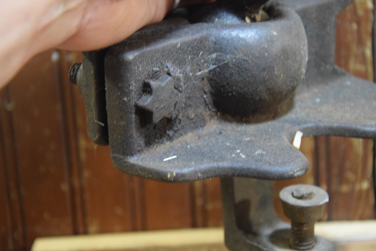 CAST IRON BENCH MOUNT SAW VISE VINTAGE 1910s 1920s CLAMP HAND ADJUSTABLE FILEING
