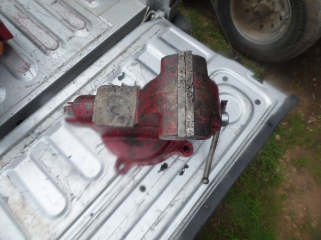 VINTAGE COLUMBIAN D46 6″ JAW SWIVEL BASE BENCH VISE 60LBS