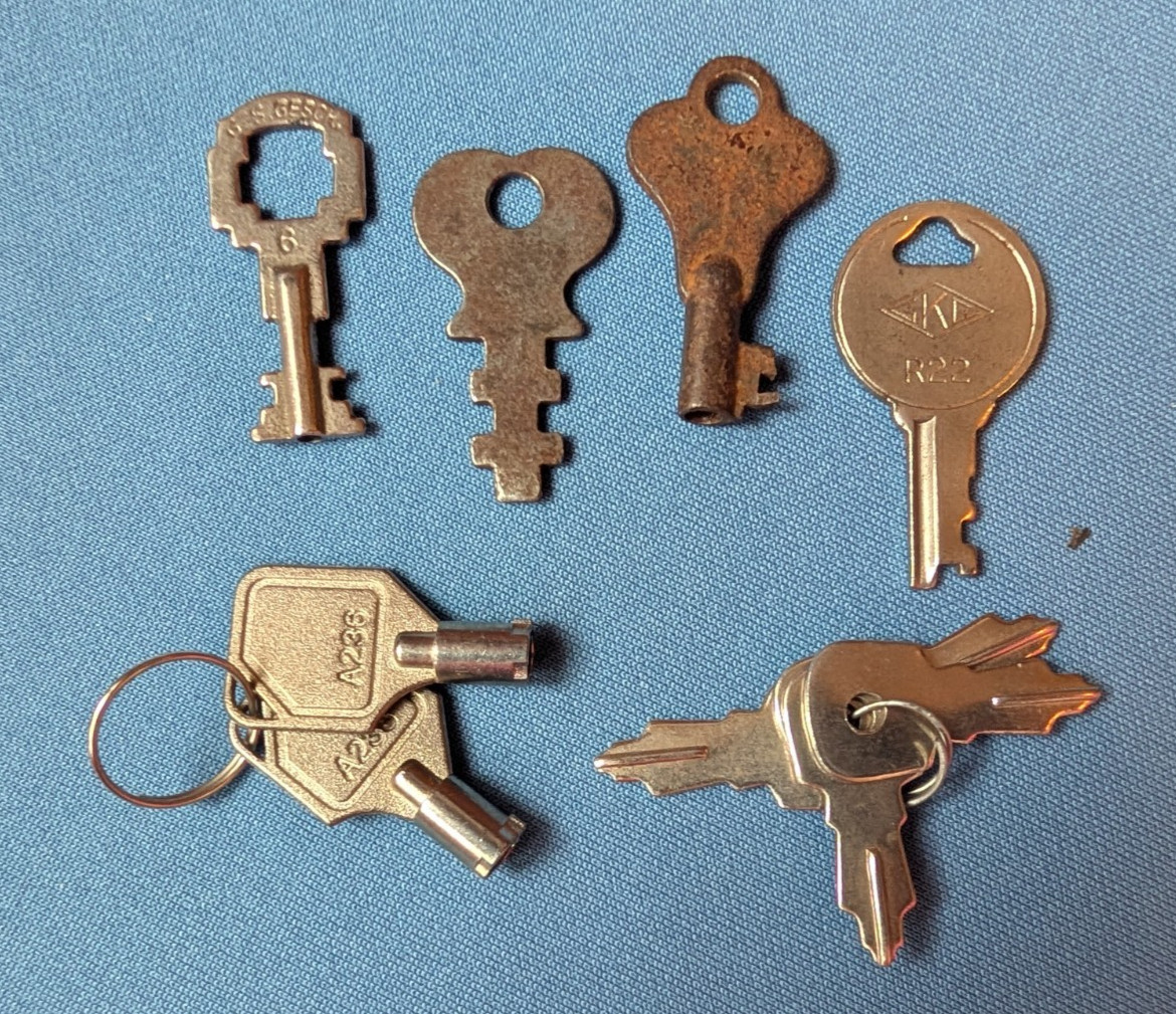Variety Lot of 10 keys, toy, padlock, switch, computer caddy