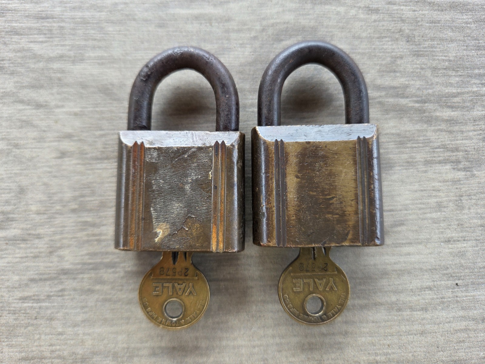 2 Vintage Yale & Towne Mfg Co Padlocks KEY ALIKE with Keys 2P578 MADE in USA