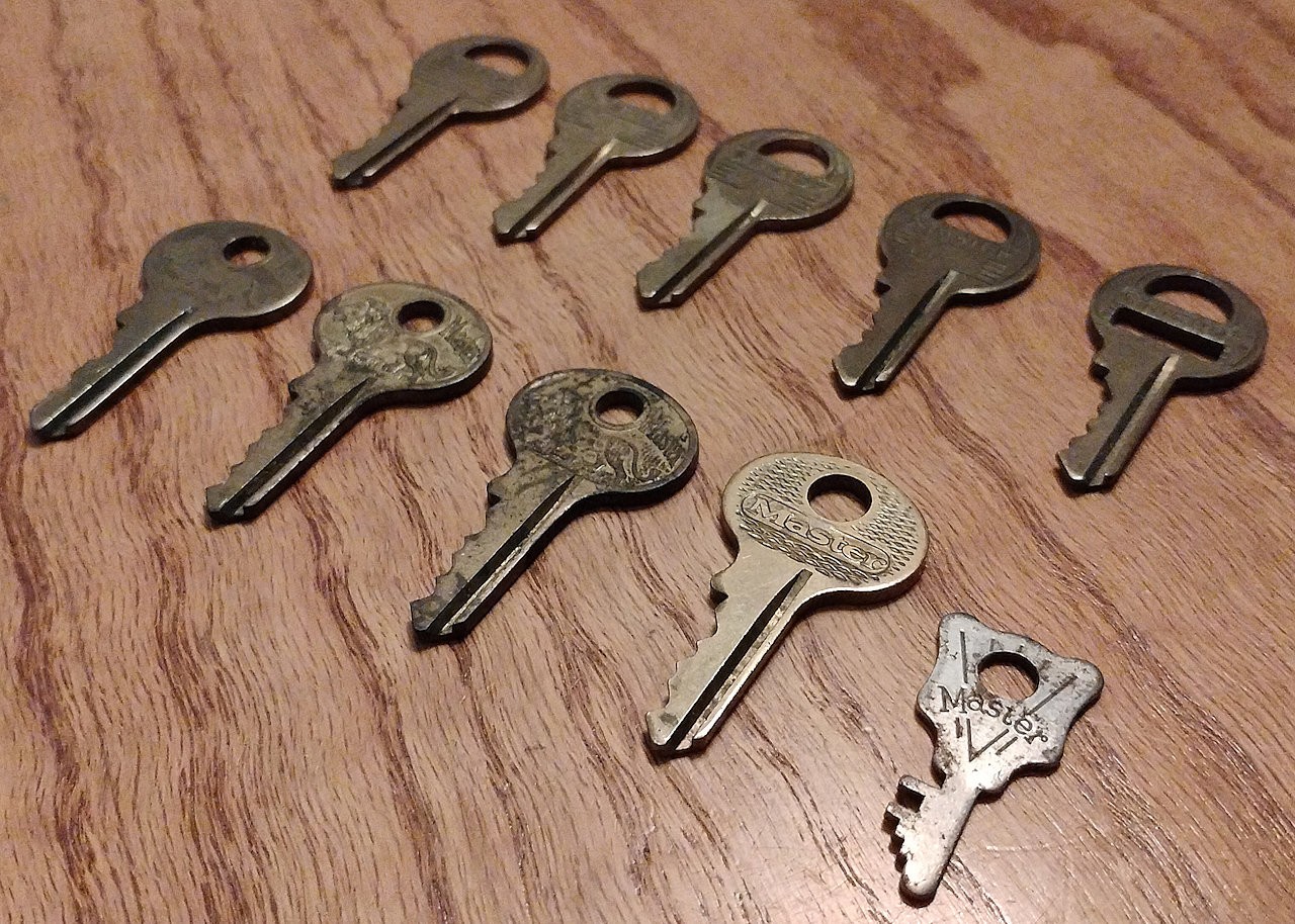 Lot of 10 Vintage Master Brand Padlock Keys – (9 Brass) Multiple Mfg. Eras READ