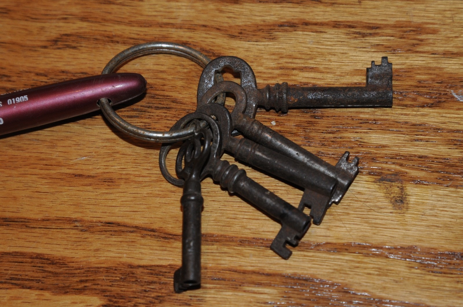 Vintage Lot Of 5 Various Size Skeleton Keys On Key Ring Hardware for Locks Old**