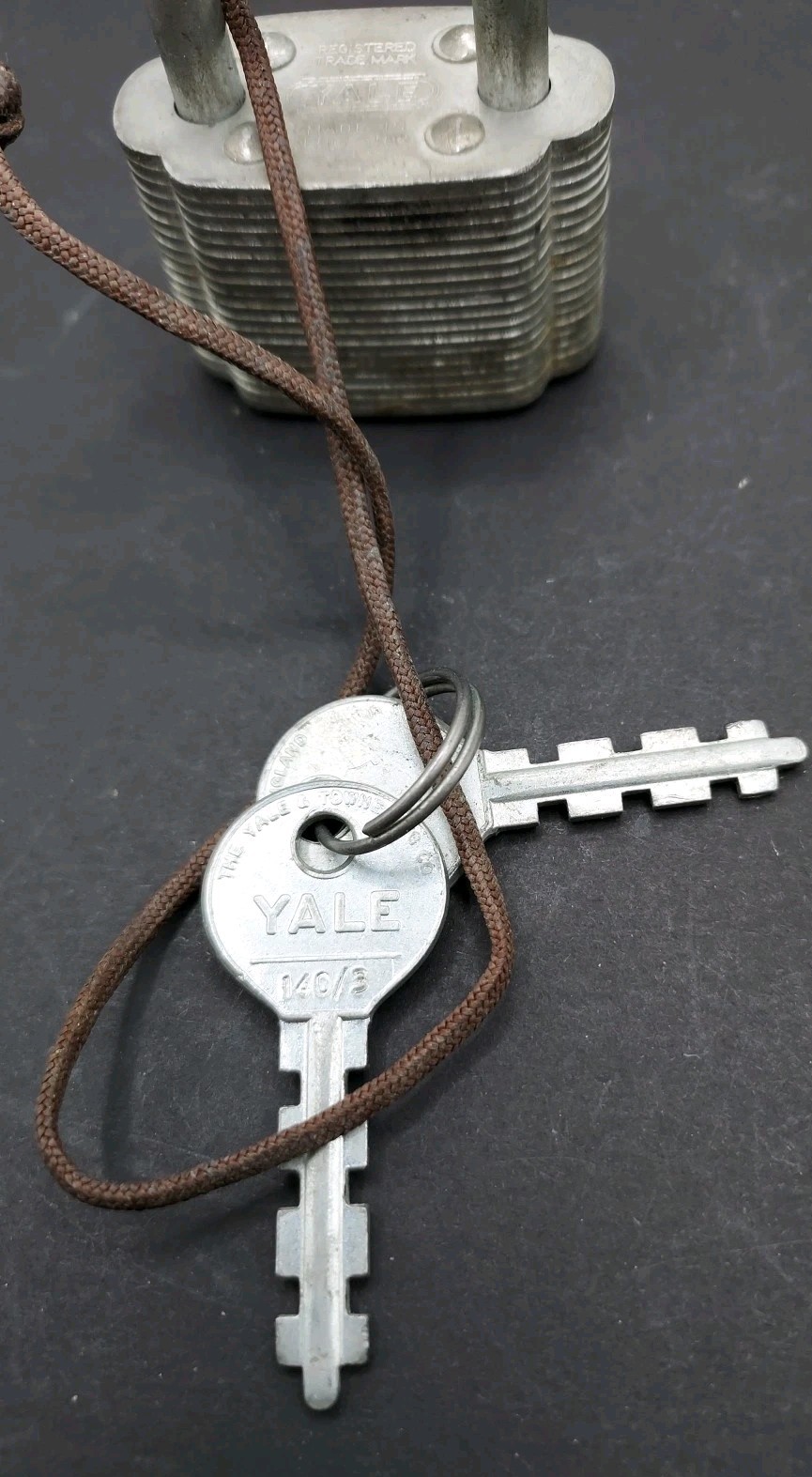 YALE HARDENED Padlock W/2 Keys Made In England 2.25″ Tall Silver Toned Vtg Rare
