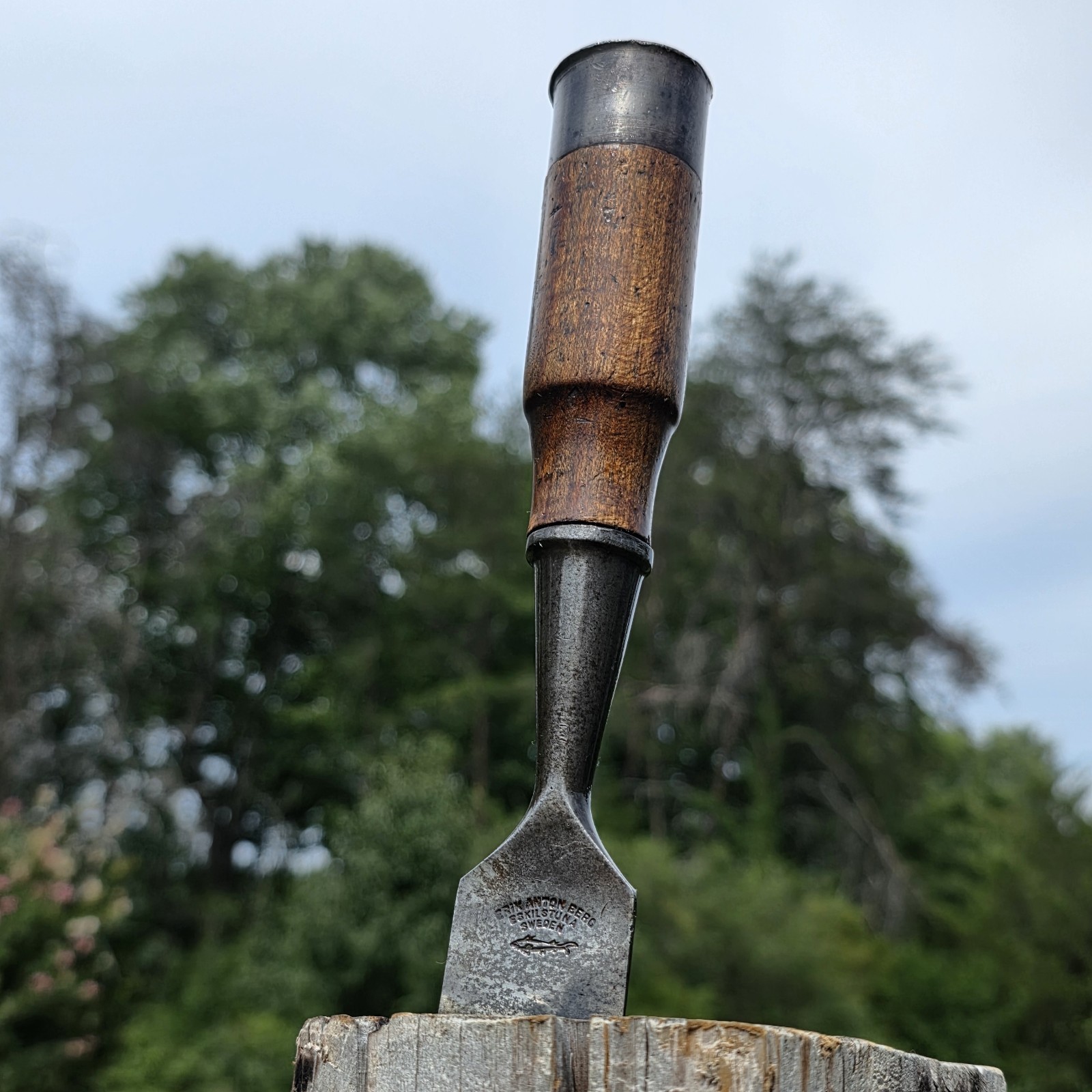 Vintage Erik Anton Berg Eskilstuna Sweden beveled chisel shark Logo 1 1/4″ wide