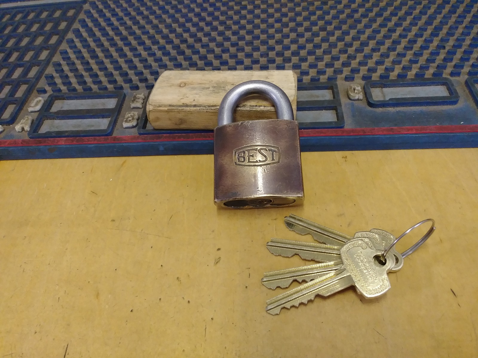 VINTAGE BEST CHRYSLER PADLOCK w keys and control 3B52