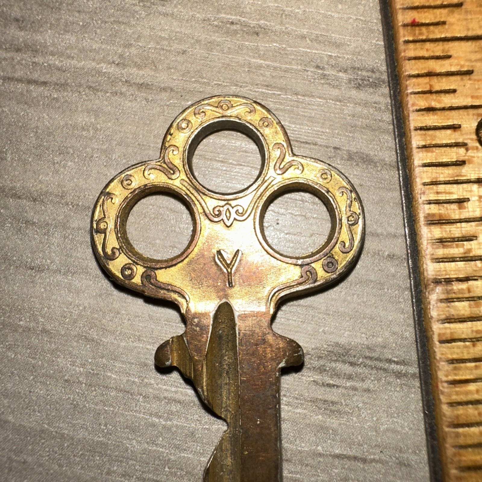 Antique Yale Key Beautiful Details! Brass ￼