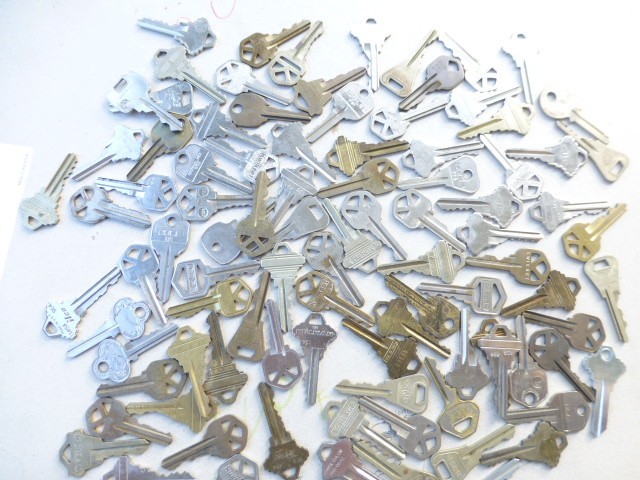 95 Vintage keys house building Schlage Cole Kwikset lot of others almost 2 pound