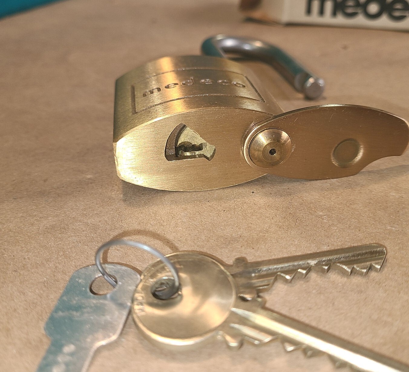 Medeco D50-711-00 padlock w/ 2 keys & security I.D. tag – New