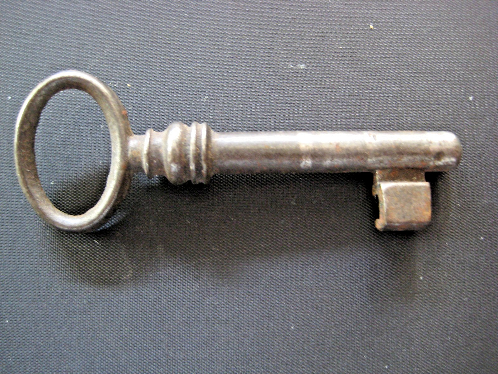 Antique Vintage 2.5″ Steel Skeleton Key Solid Barrel
