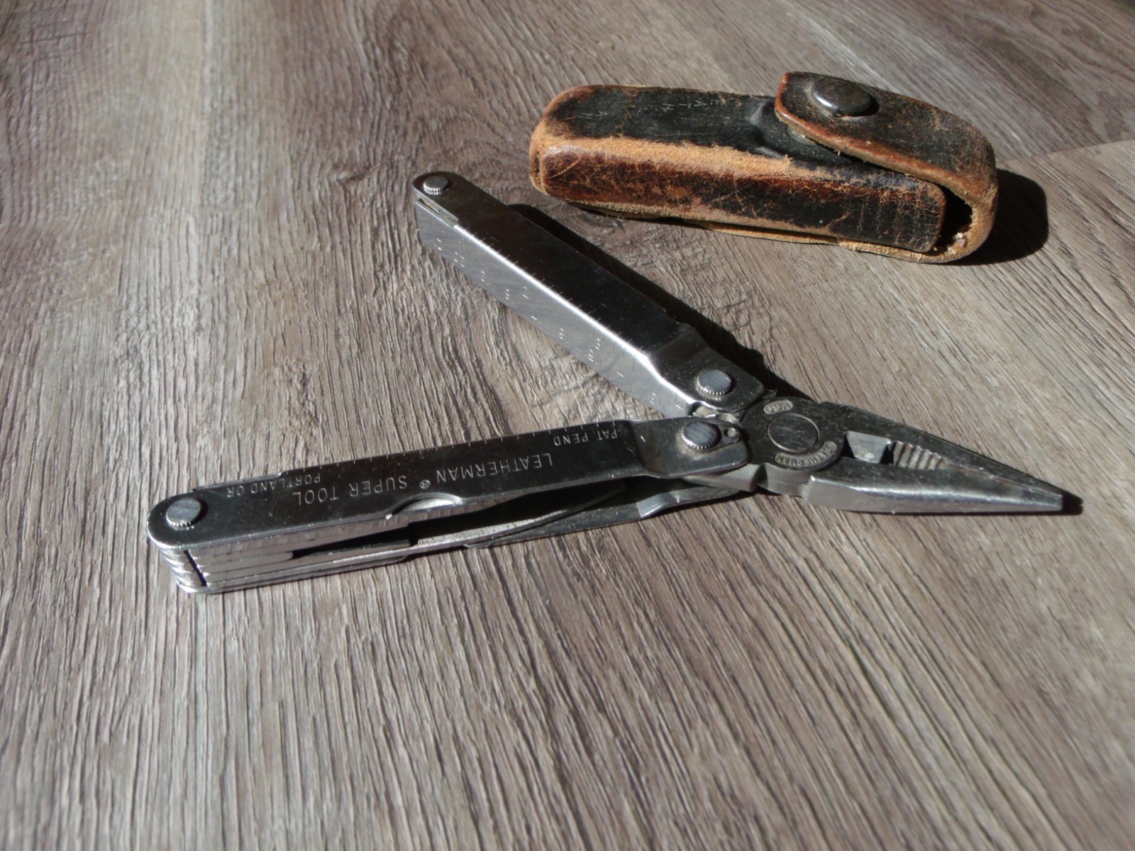 LEATHERMAN SUPER TOOL WITH LEATHER SHEATH