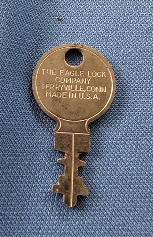 Vtg EAGLE LOCK CO train case, luggage, cabinet security KEY, 1 3/8″ long
