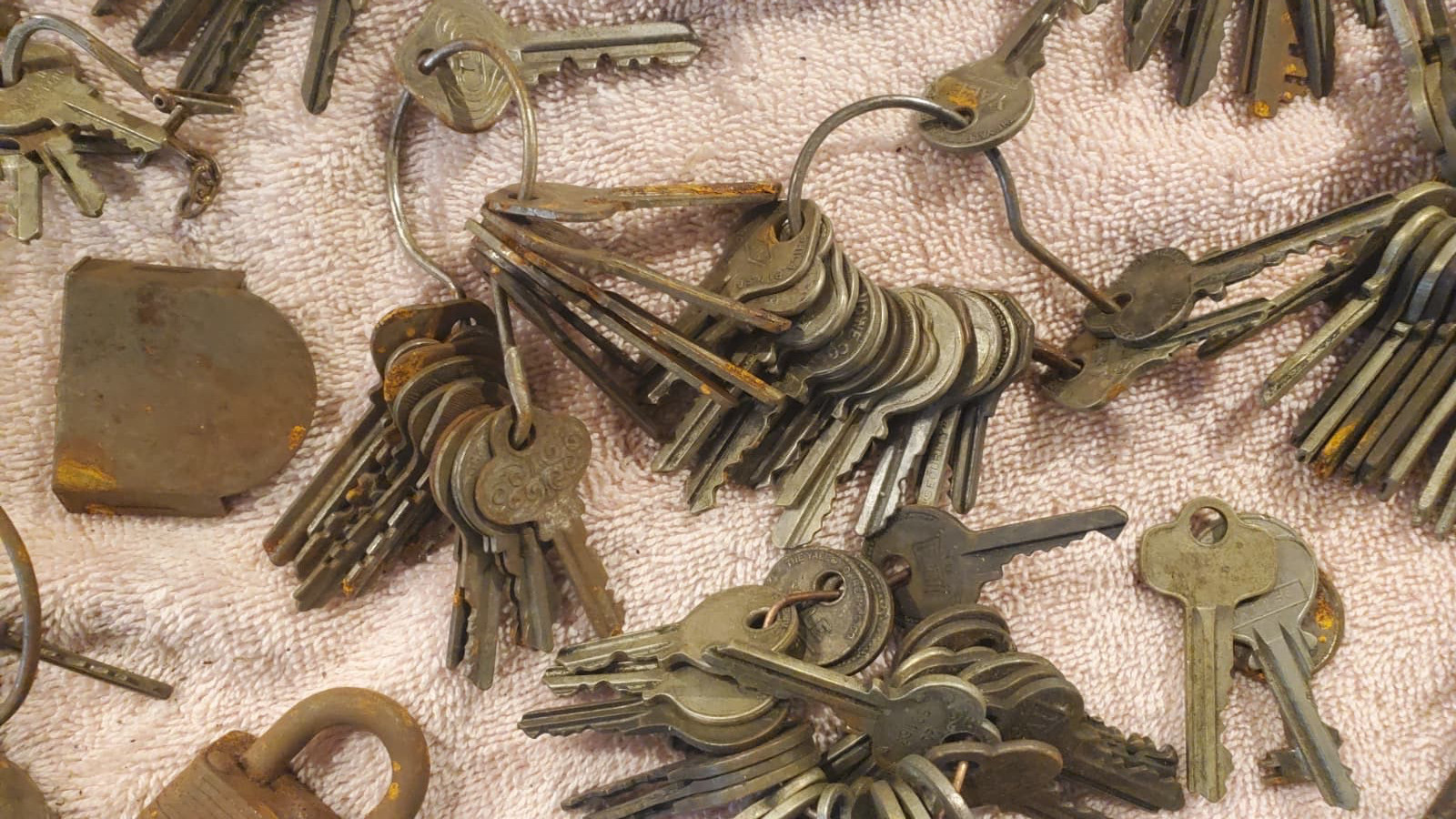 8lb Lot , 470 Antique Skeleton, Cabinet Lock, Jeweler Antique Keys and locks