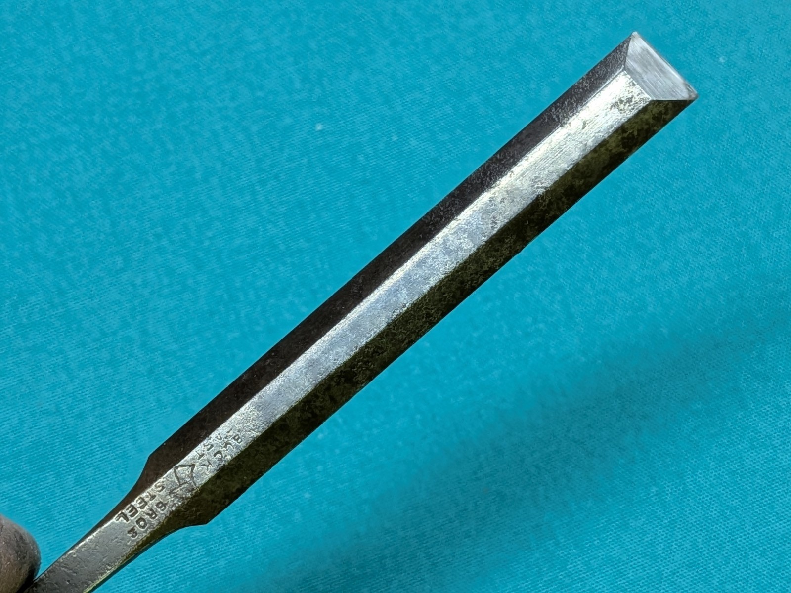 Vintage BUCK BROTHERS 1/2″ Wood Chisel Tang Style, Beveled Edges, Warranted