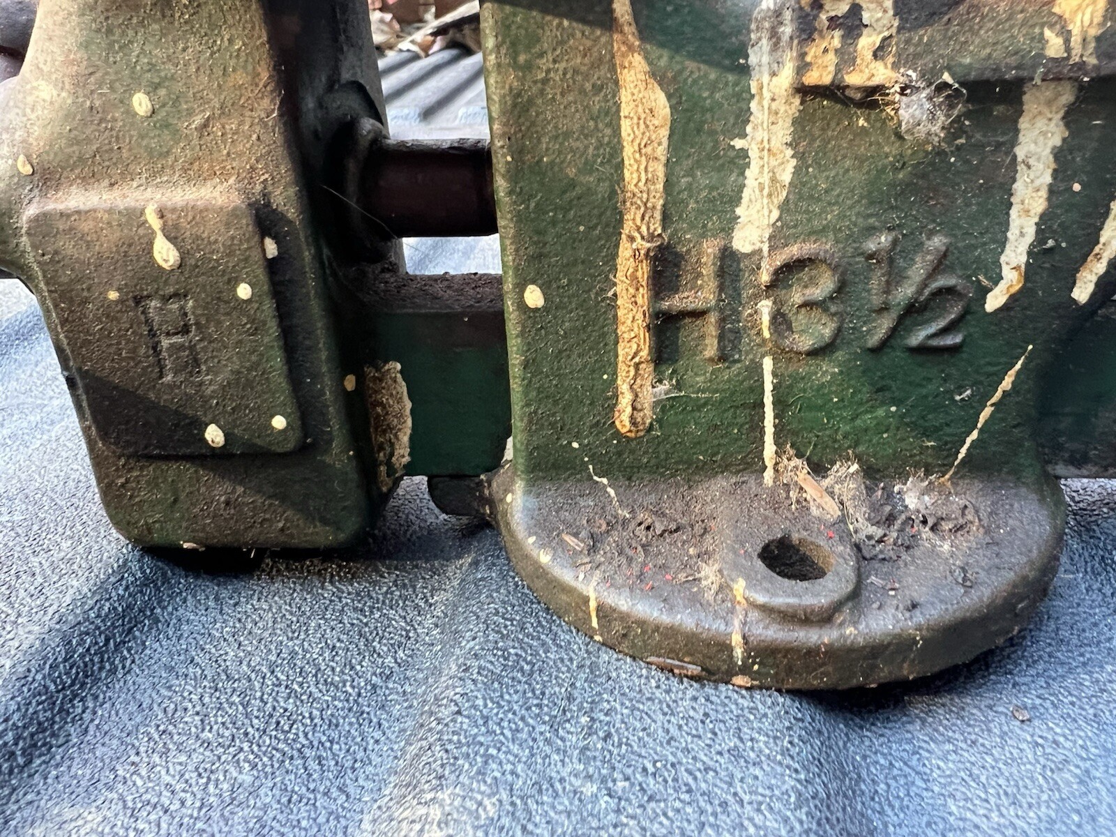 Rare Vintage Hollands “H 3 1/2″ bench vise & anvil w/3 1/2” jaws – collectible